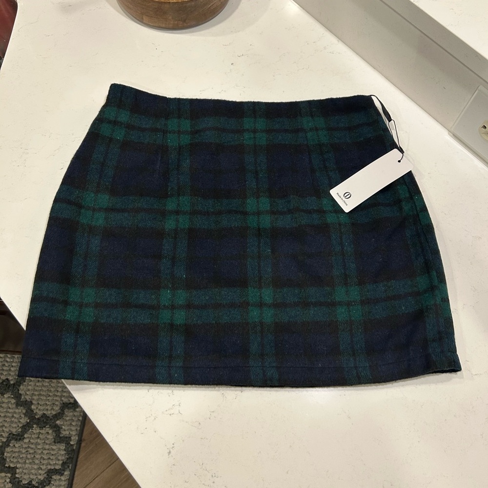 Chic Tartan Mini Skirt in Black and Green
